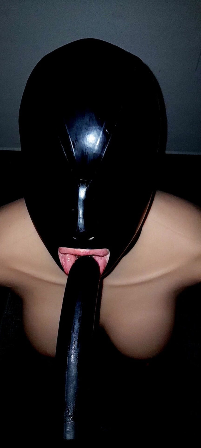 Hooded June: 淫荡的喉咙训练。鸡巴的流口水练习