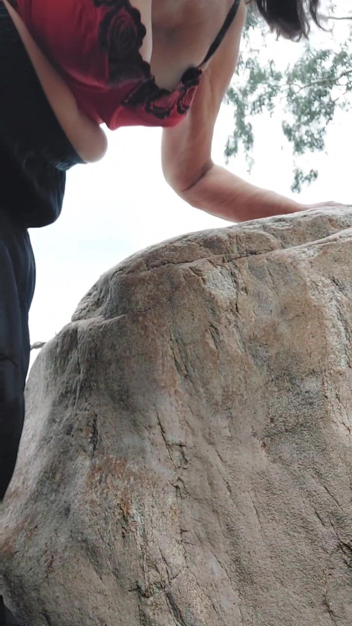 Zilah Luz: 毛茸茸的阴户在繁忙的道路边撒尿