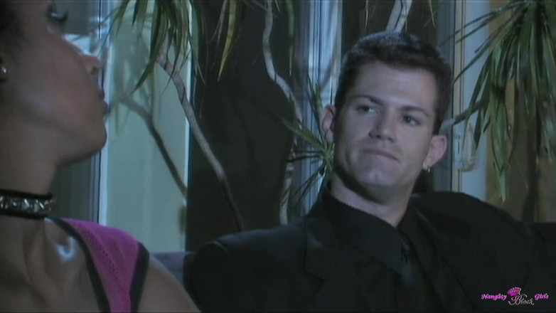 Naughty Black Girls: Eine sehr attraktive Brünette fickt einen geilen Typen im doggystyle...