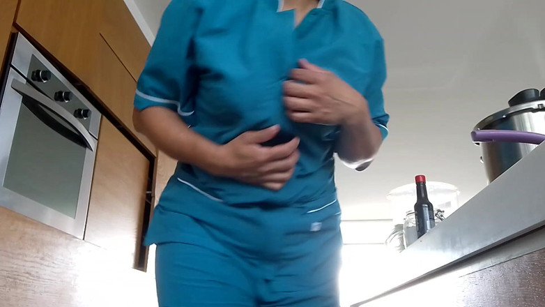 Milfcaliente69: Angestellte mit dickem arsch masturbiert ihre saftige muschi, während sie...