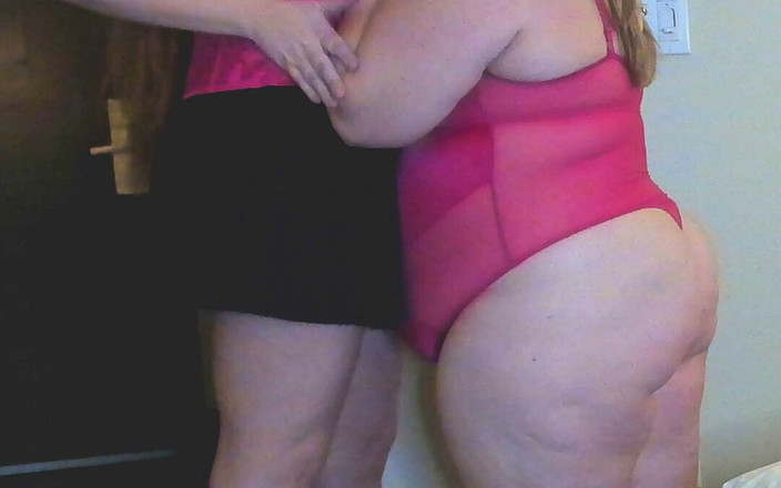 Red Queen: Pelirroja alta y rubia corta preparándose para jugar