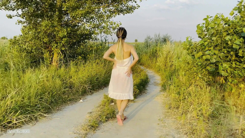 SweetButtocks: Walking naked in nature