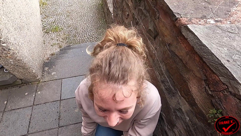 German Fuck Girls: Public! Riskanter Blowjob Beim Ausflug Zur Burg!
