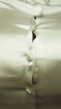 Petit soutien-gorge et chemise en satin, seins taquinage