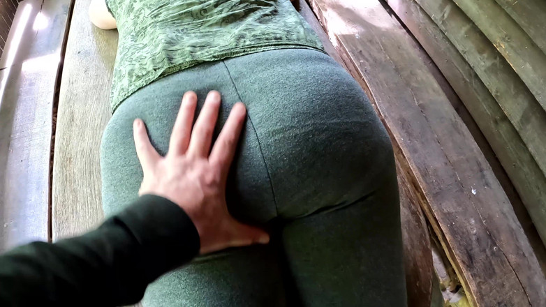 Bouncy Tits Action: 공공 장소에서 후장 펀칭과 채찍질