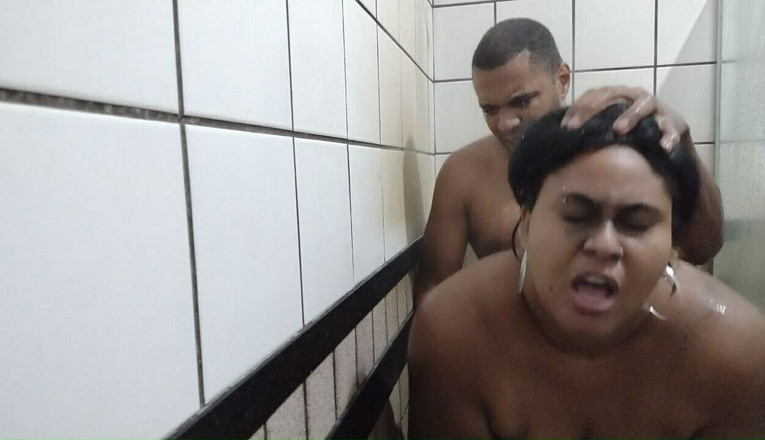 Jeanne Welsh: いたずらな姉は、兄が我慢できなくなるまで熱く自慰行為をし、シャワーで彼女のマンコをファックします