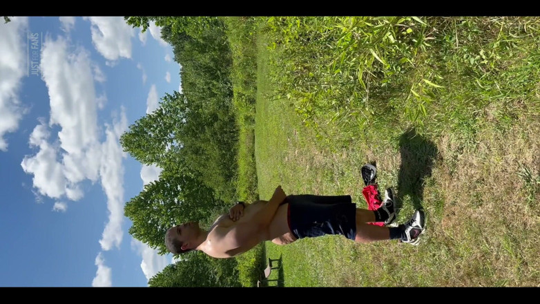 mascbeef95: Media se desnuda y mea en el parque después de...
