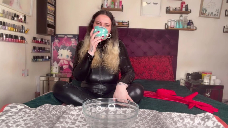 MissFFW: Maîtresse FFW boit du thé jusqu’à ce qu’elle explose pour...