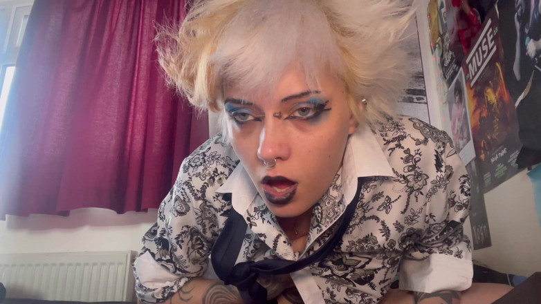 Glitterqueen1999: Goth Office Worker Has a Heart and Resus