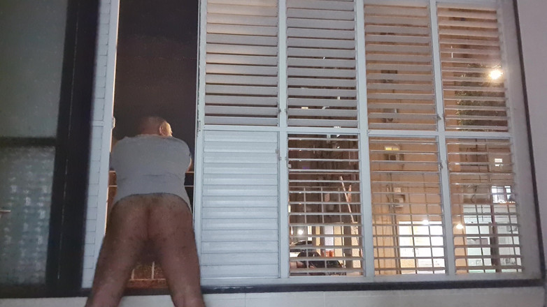 Ilovetobenaked: Esperando ser pego expondo da minha casa