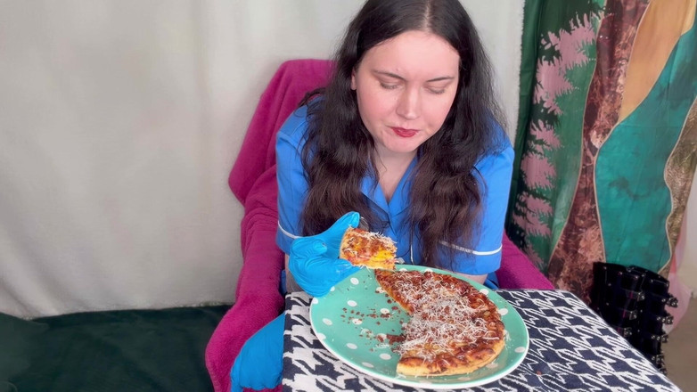 MissFFW: 長い一日の後に食べている看護師