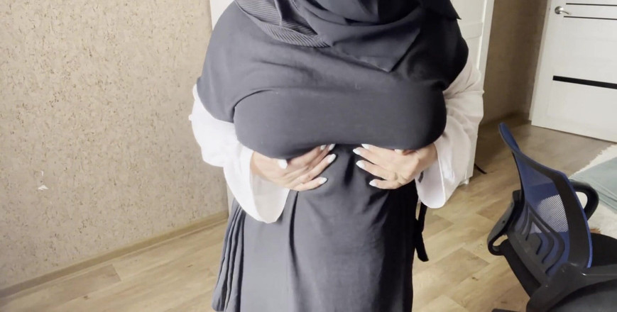 Lux Eva: Мусульманка мастурбує в хіджабі