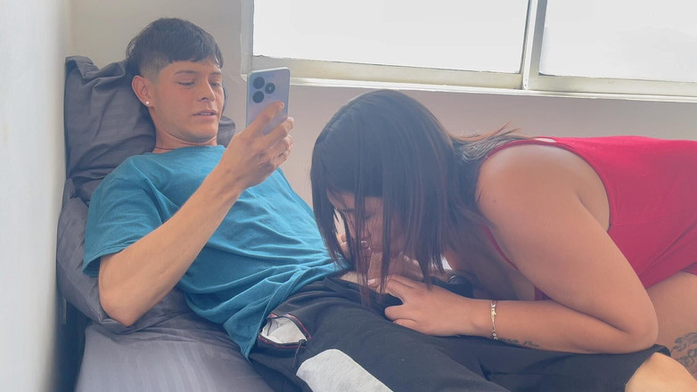 Angela Palvin: Я жестко трахаю мою сексуальную мачеху, разговаривая с моей подругой - я поливаю свое молоко на ее сиськи