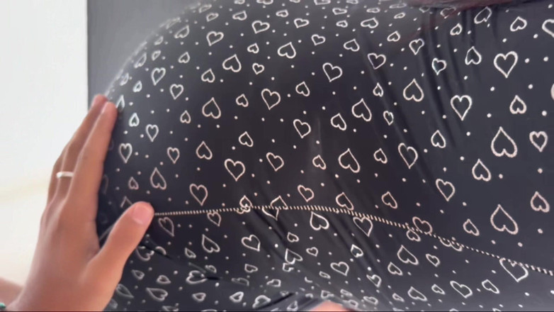 AlejandraGarciax: Wielka służąca sprząta moje mieszkanie i zjada mojego kutasa