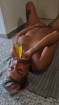 Żona leży na plecach pije sikanie i spermę przez lejek