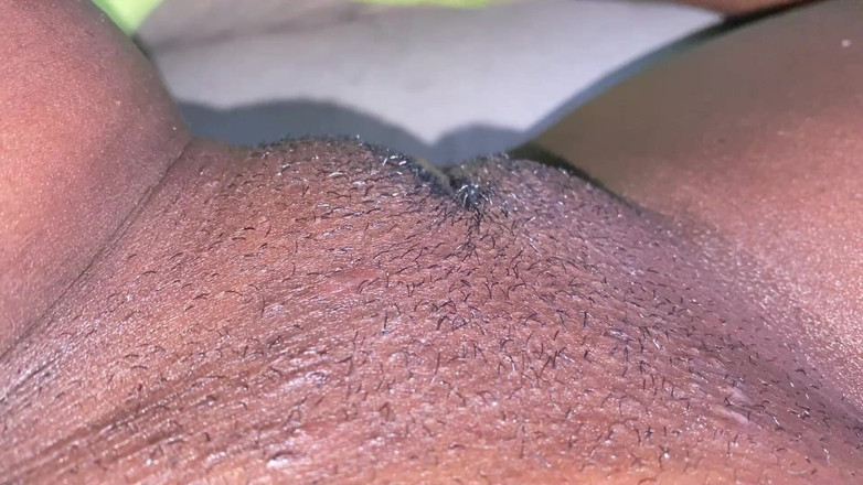 omairaberbatov: 새 바이브레이터로 젖어 있는 메이드