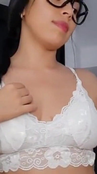 Solo-latina in heißer uniform
