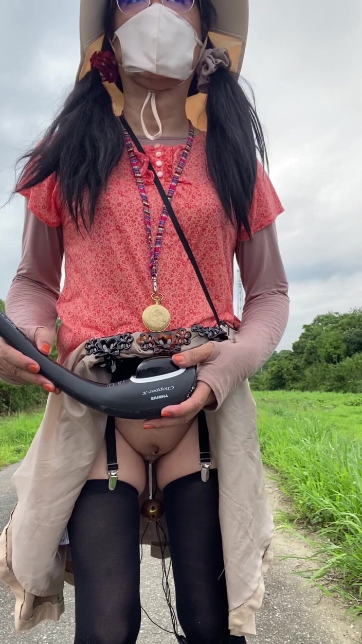 megu2002: No. 283: Playing with an Outdoor Vibrator Set