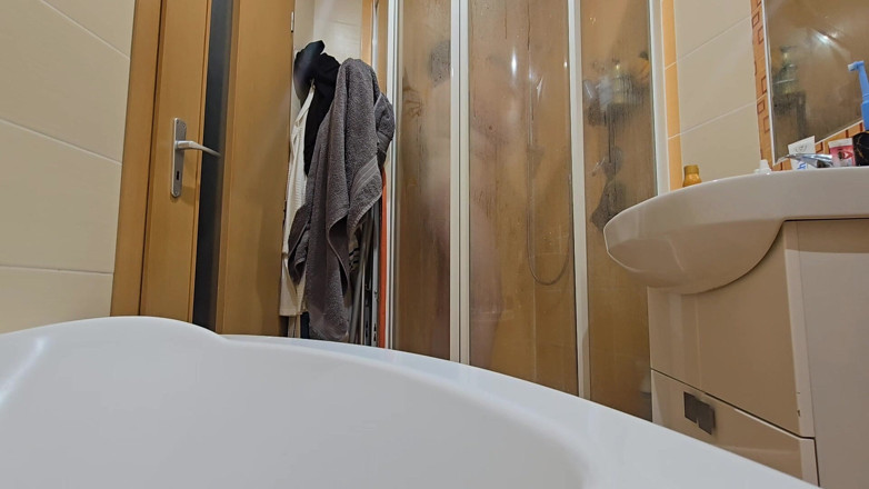 HNC Productions: Una Tettona BBW Si Fa La Doccia Nella Cabina Della...