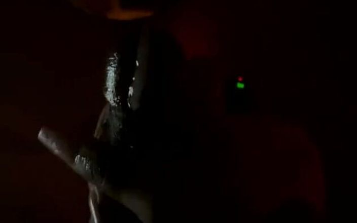 AJ180: Aj180 Prezentuje: Jęcząca mama masturbuje się