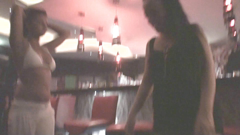 Femdom Austria: 公衆の面前で唾を吐き、屈辱を与える