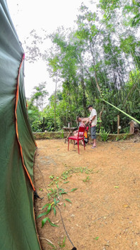 Vreemden die seks hebben op een openbare camping.