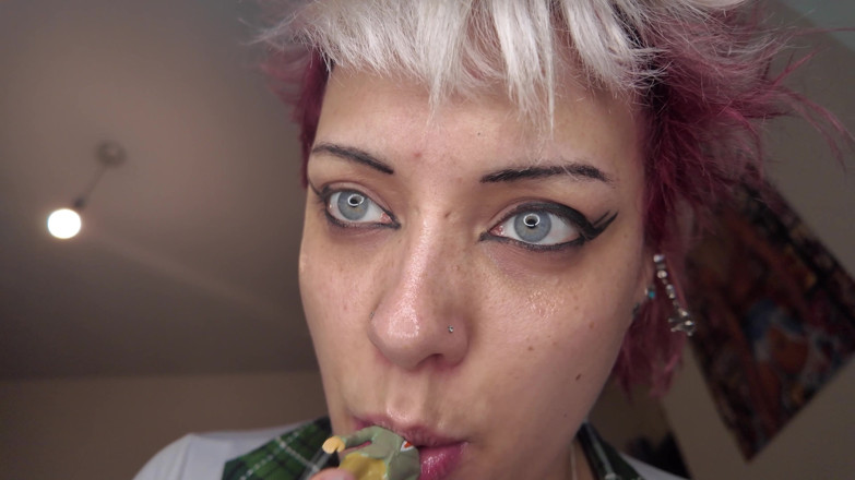 Glitterqueen1999: Schovává se obryně s malým bývalým přítelem!