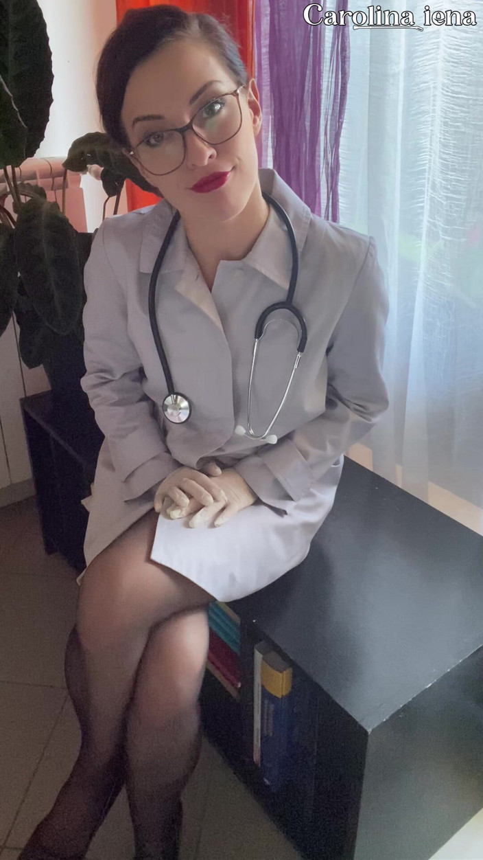 Carolina Iena: Итальянский доктор в чулках мастурбирует и богохульствовает