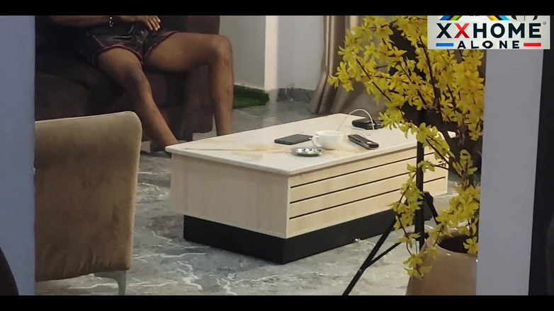 Home Alone: Dvě teenagerky Babe Vera a Pretty Face Dora sdílejí velkého...