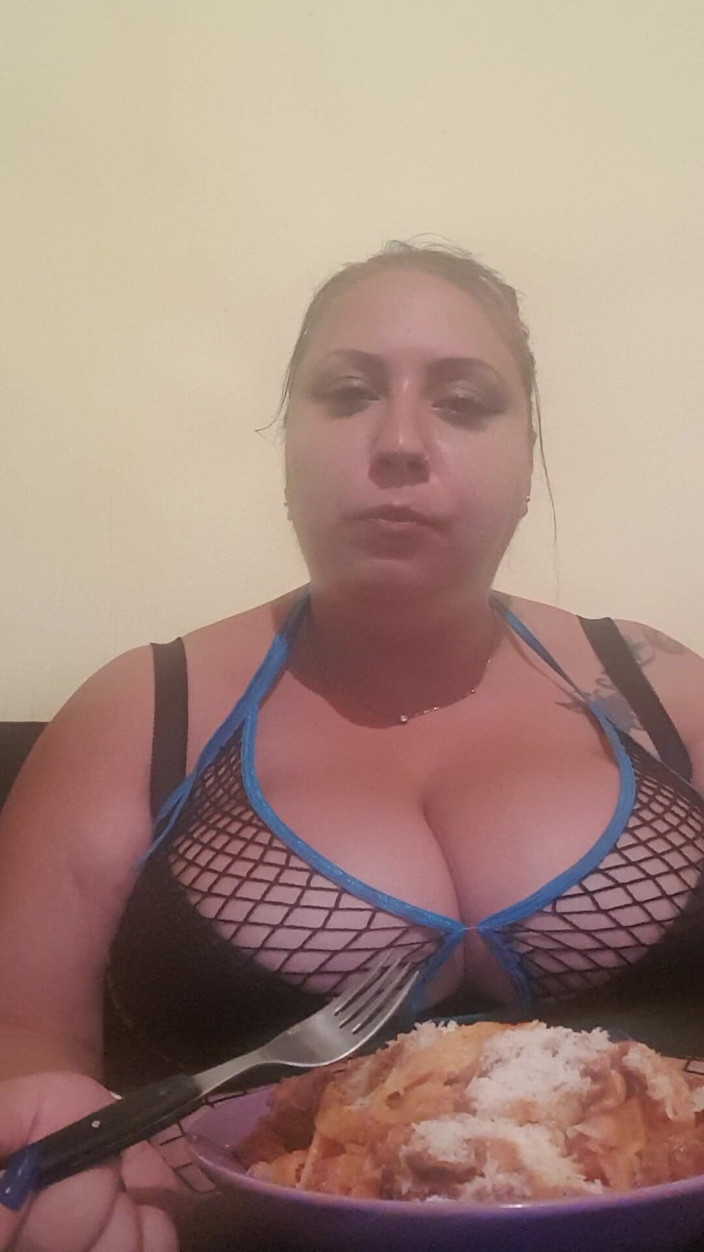 LoraBbw: Ich stopfe mein Selbst mit Pasta / feedee