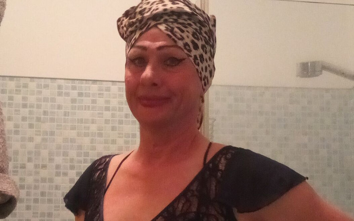 Anjela: Đến đây