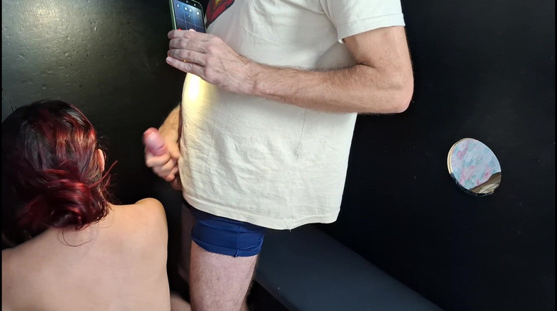 FannySquirting: Dziwka żona ssie i pieprzy utalentowanych nieznajomych w gloryhole