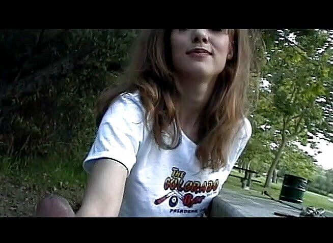 Public Lust: Pelacur brunette ngentot kontol pria di luar ruangan