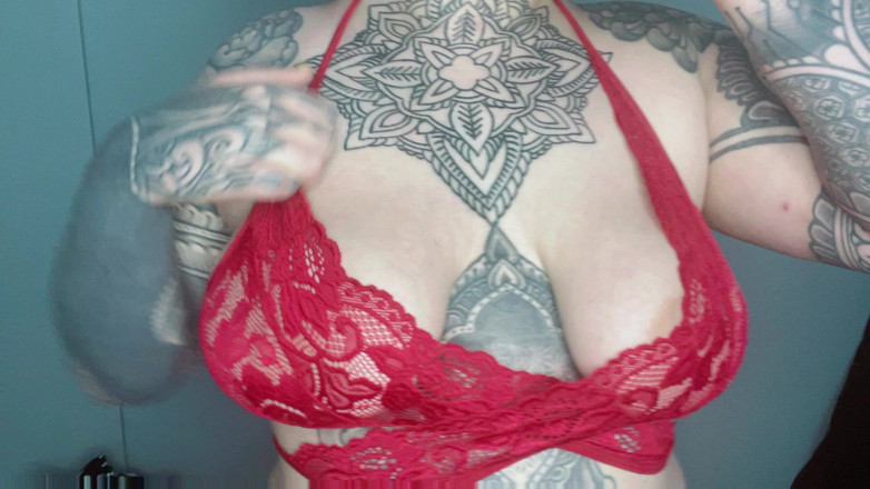 Miss Valentina: Adoration des nichons en lingerie rouge