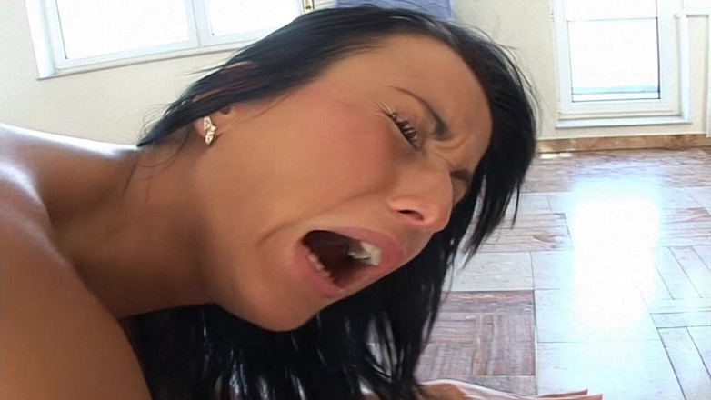 My Porn King: 火辣黑发女郎把所有的鸡巴都塞进嘴里