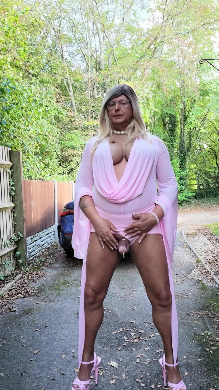 Kellycd2022: Sexy Crossdresser Kellycd2022 in My Sexy Pink Outfit and Heels