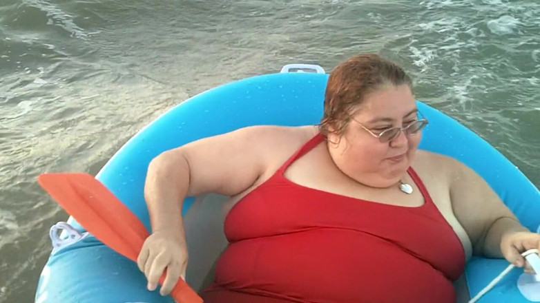 BBW nurse Vicki adventures with friends: Not funny sea boat adventure !