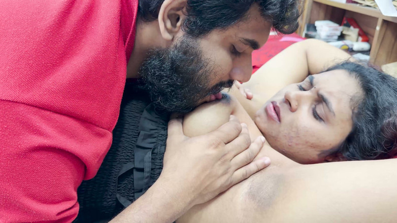 Vaigavarun45: Malayali дівчина безперервно смокче цицьки mallu boy