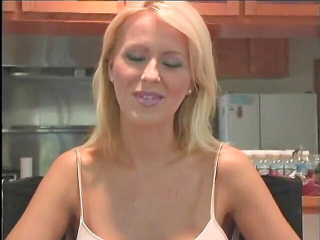 The Anal Queens: 大奶子年轻的金发熟女的漂亮圆屁股被坚硬大鸡巴填满