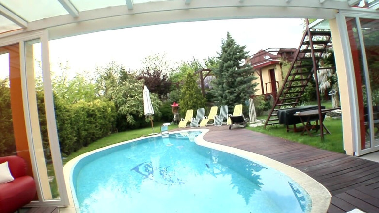 Kinky Porn Freaks: Sexy babe loves deepthroat by the pool