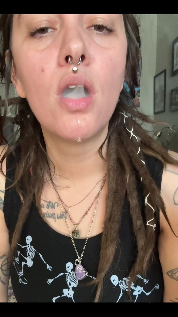 Chery Trees: Nyepong kontolmu dan ngiler