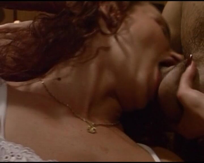 German Threesome: コックハングリー・ウェイトレスがバーで二匹のコックで遊ぶ