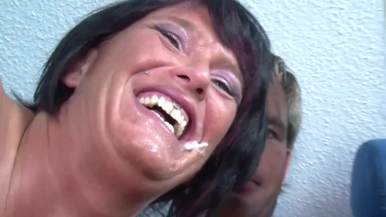 Deutsche Amateur Pornos: German FFM Threesome with Two Horny Mature German Sluts
