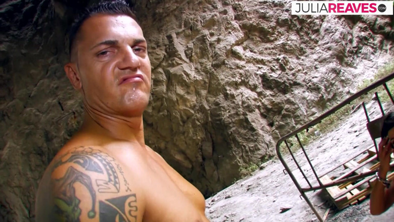 Cum Date Me: O fată slabă geme în timp ce călărește o pulă uriașă...