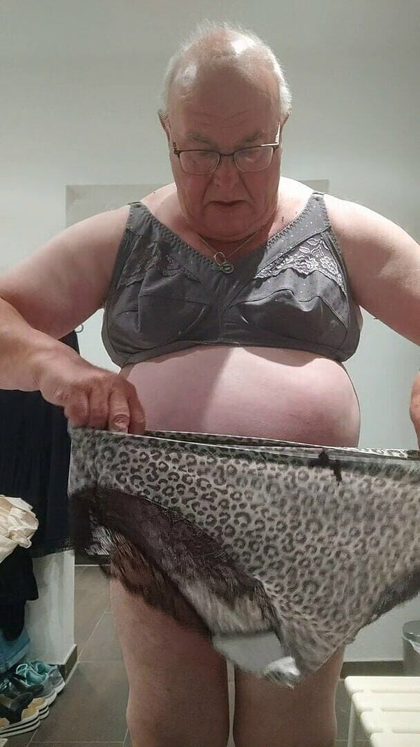 Karlchengeil: Wifes Pant ve Sutyen