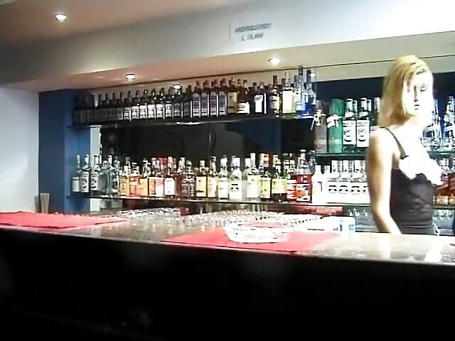 Filles Francaises: ハードペッカーに乗って小さなおっぱいを持つフレンチブロンド