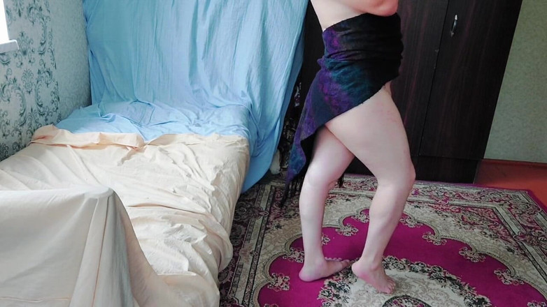 Kitty_Cross: Une tapette blanche à gros cul fait un strip-tease