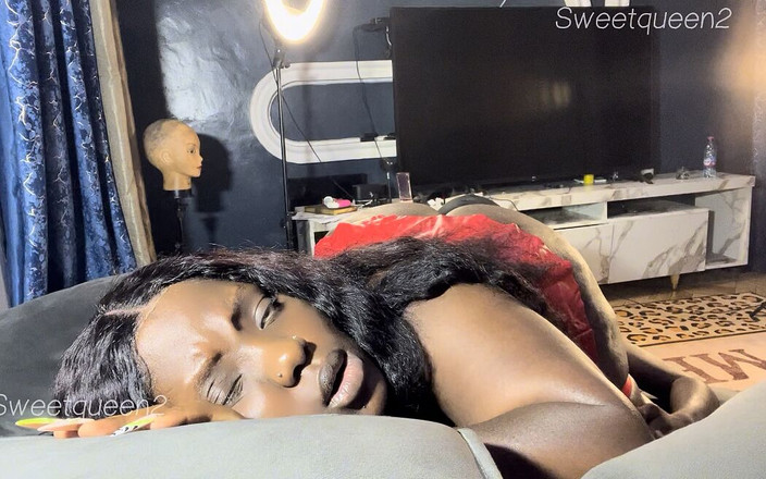 Sweetqueen2: Cowok ini nyepong kontolku sebelum dientot sama tuan rumah.