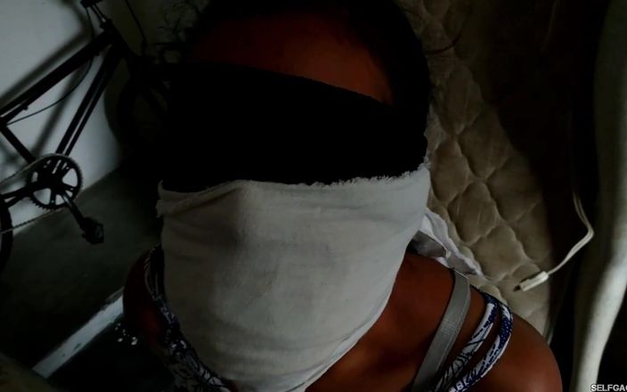 Selfgags Latina Bondage: Pantat bahenol gadis semok latina disumpal dengan ganas!