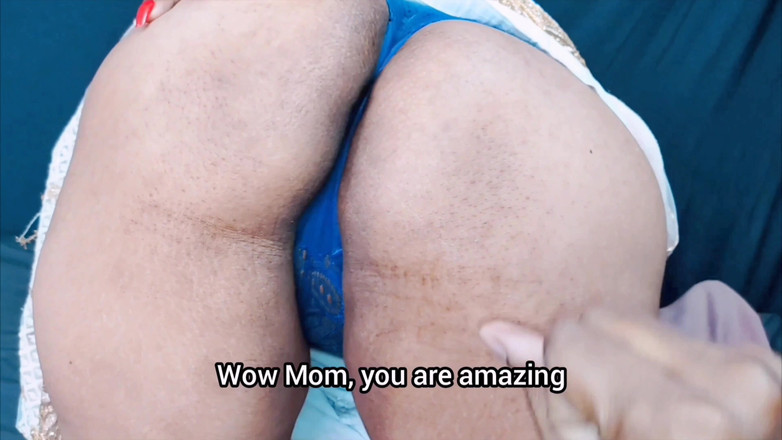 Sexykajalbhabhi: Sexy Milfka Přistihla Nevlastního Syna Při Masturbaci a Pomohla Mu